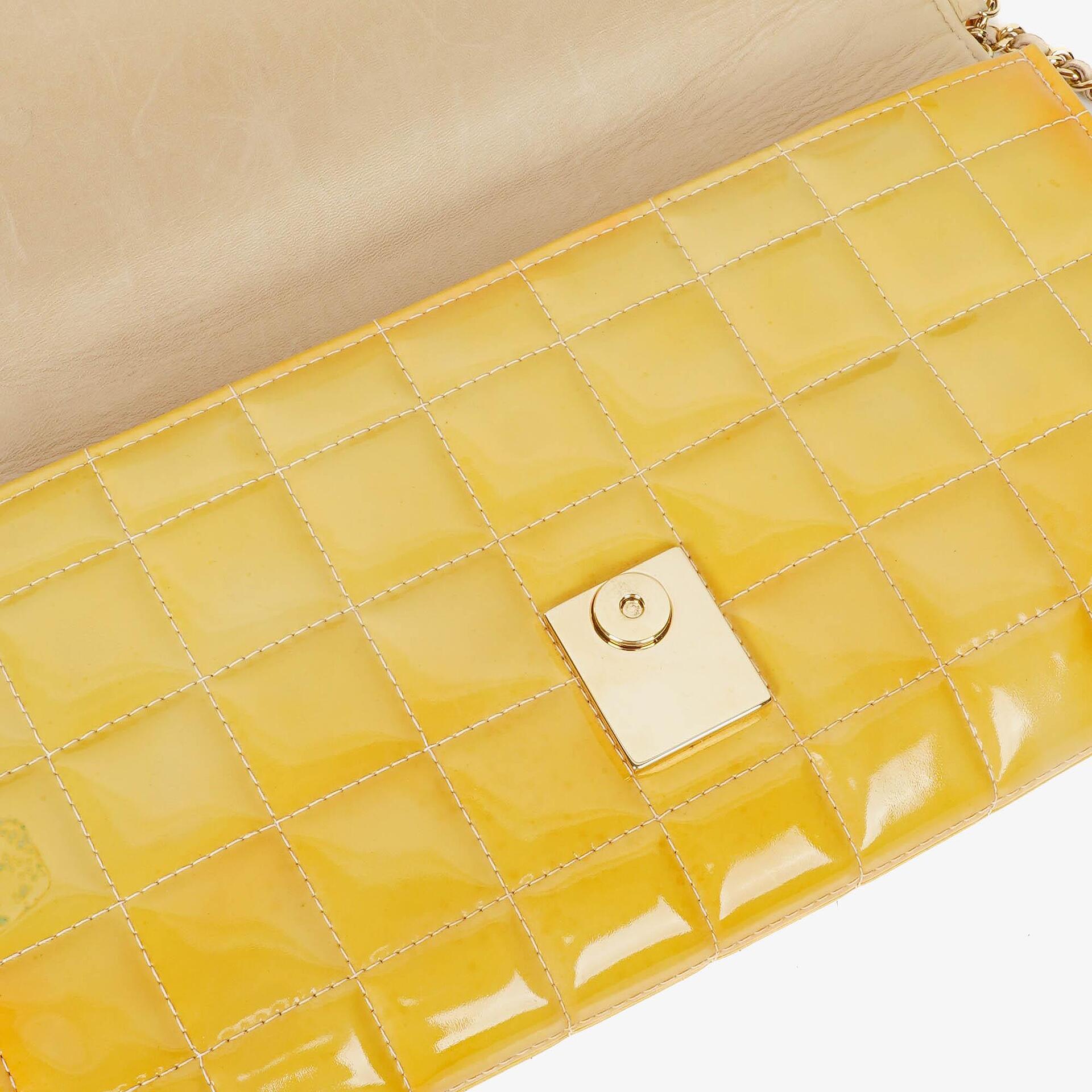 Chanel Chocolate Bar East West Schultertasche aus Lackleder