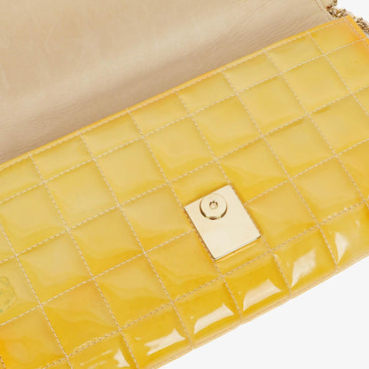 Chanel Chocolate Bar East West Schultertasche aus Lackleder