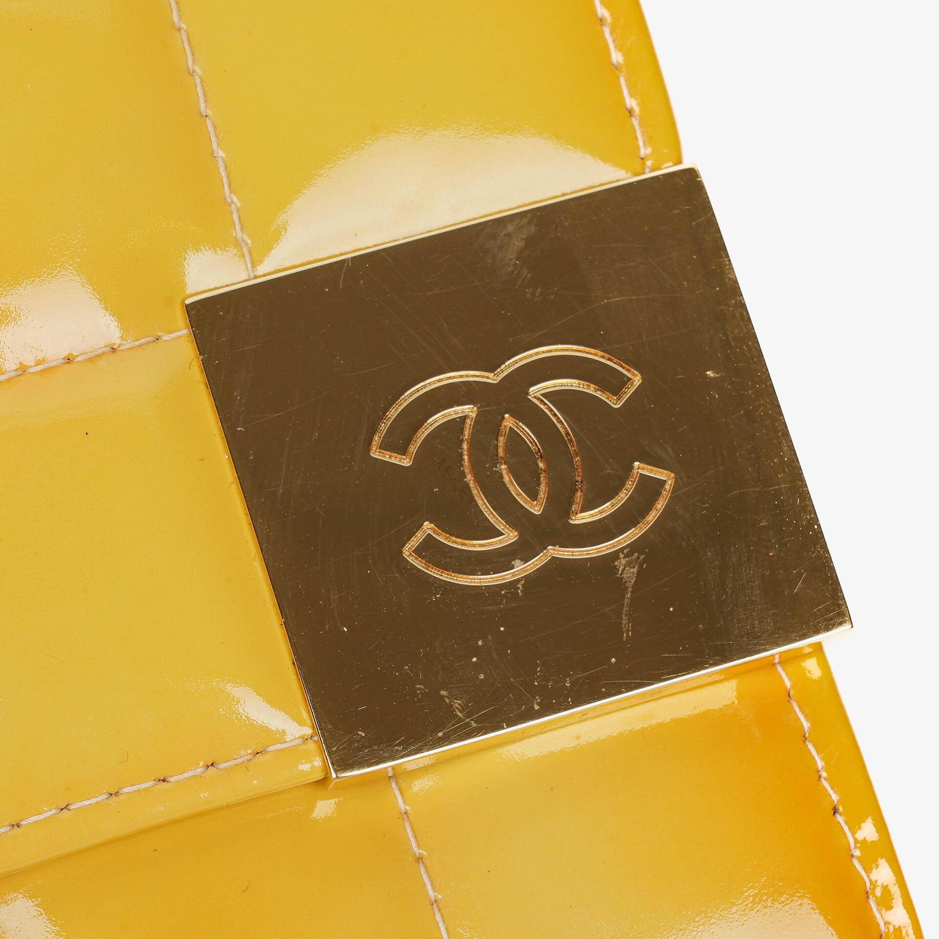 Chanel Chocolate Bar East West Schultertasche aus Lackleder