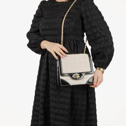Chanel Chocolate Bar Single Flap Tasche aus Leder und Lackleder