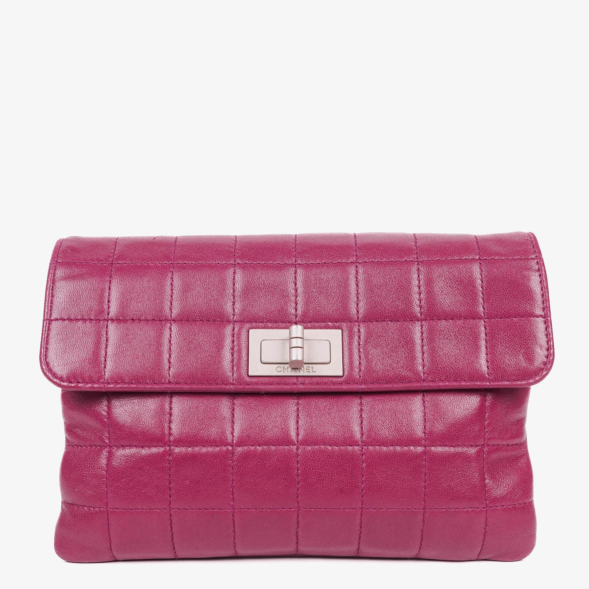 Chanel Chocolate Bar Klappentasche aus lila gestepptem Leder