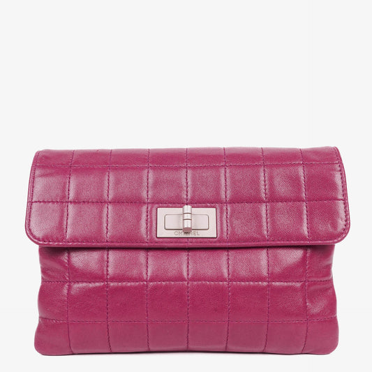 Chanel Chocolate Bar Klappentasche aus lila gestepptem Leder