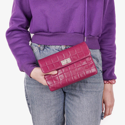 Chanel Chocolate Bar Klappentasche aus lila gestepptem Leder