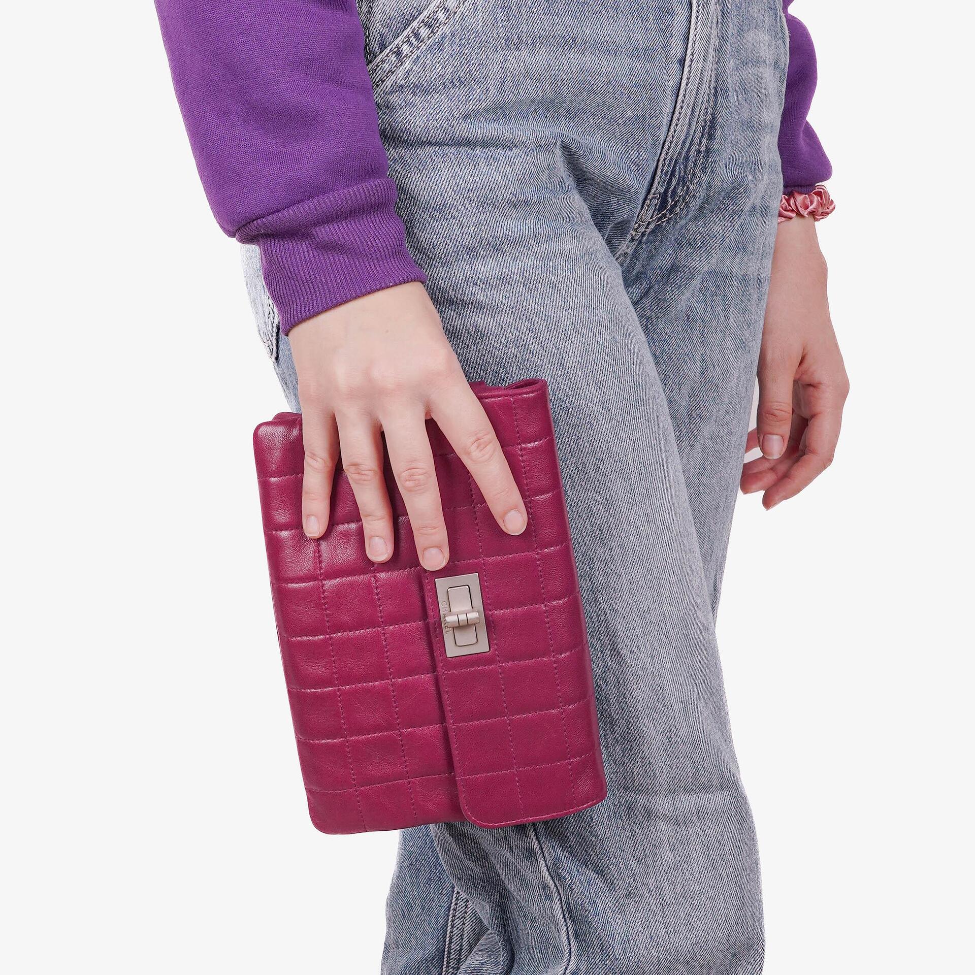 Chanel Chocolate Bar Klappentasche aus lila gestepptem Leder