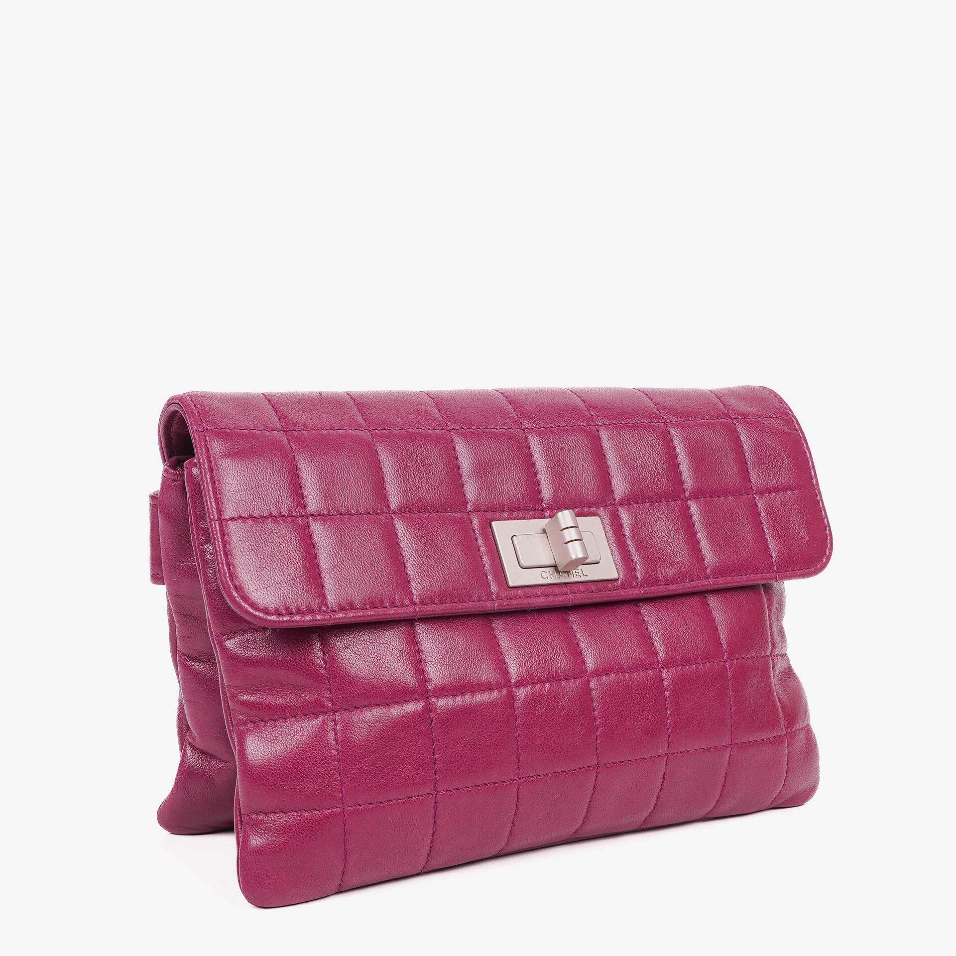Chanel Chocolate Bar Klappentasche aus lila gestepptem Leder
