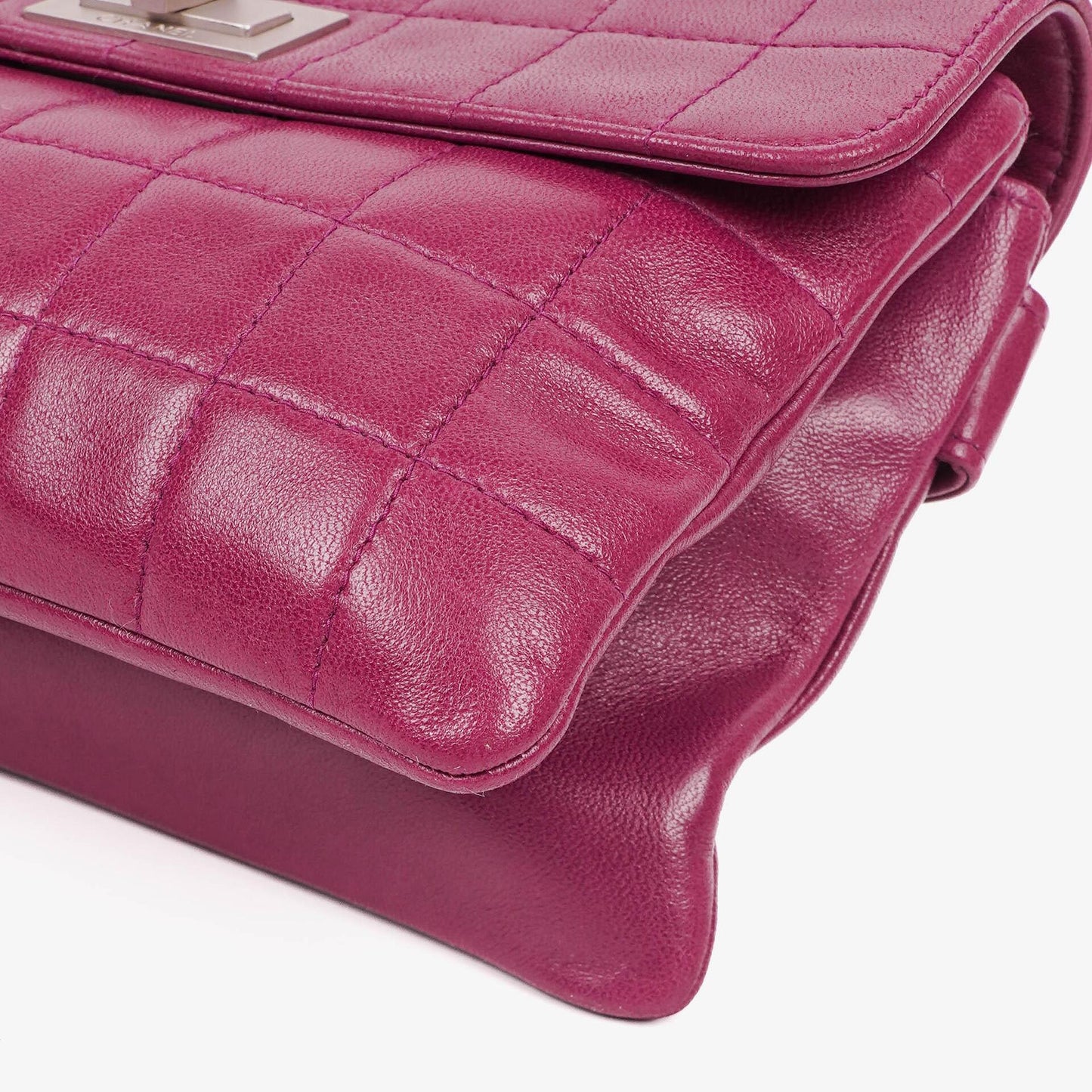 Chanel Chocolate Bar Klappentasche aus lila gestepptem Leder