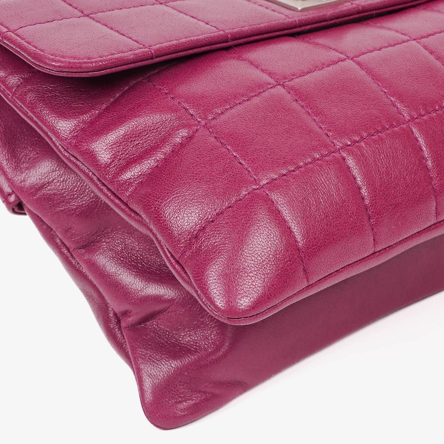 Chanel Chocolate Bar Klappentasche aus lila gestepptem Leder