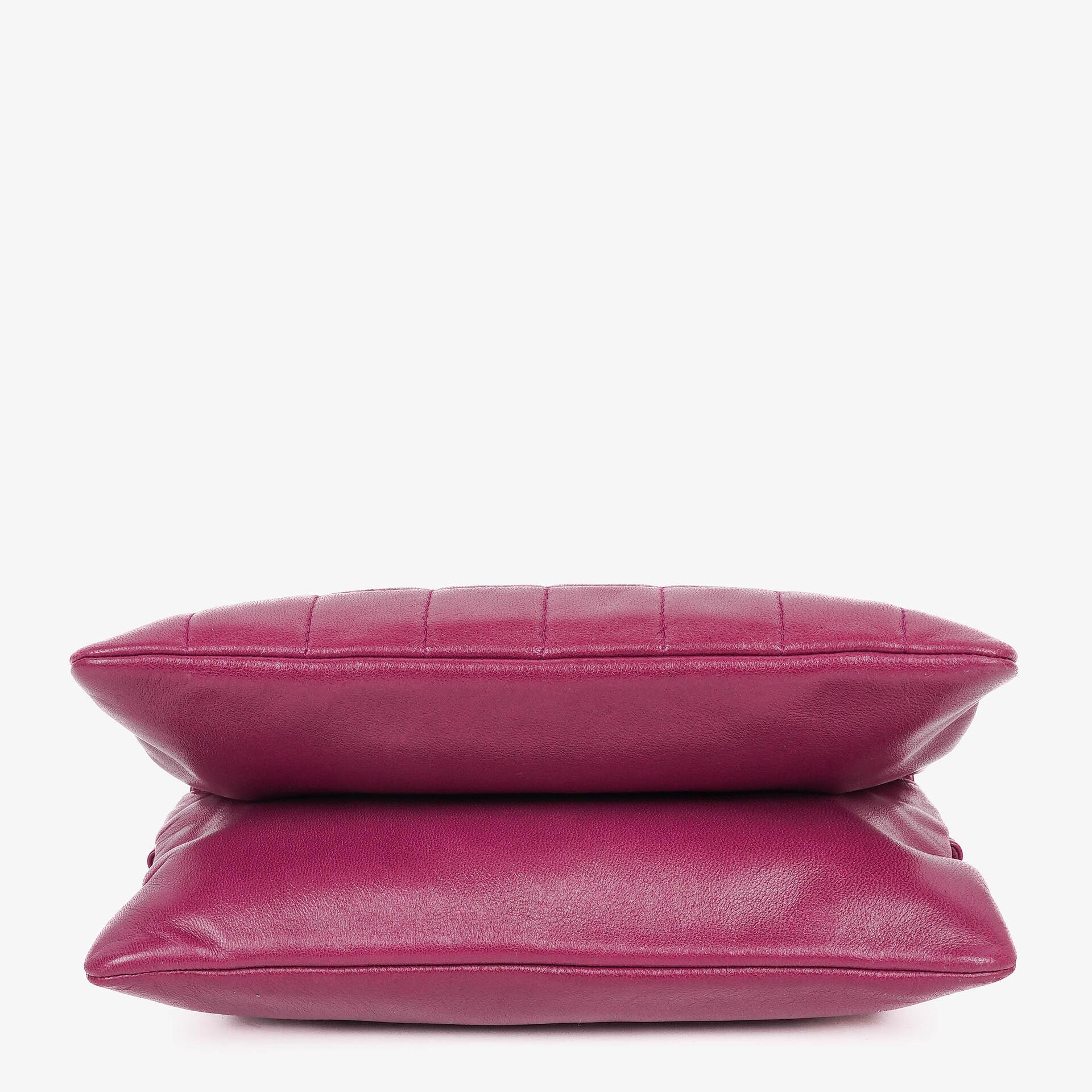 Chanel Chocolate Bar Klappentasche aus lila gestepptem Leder