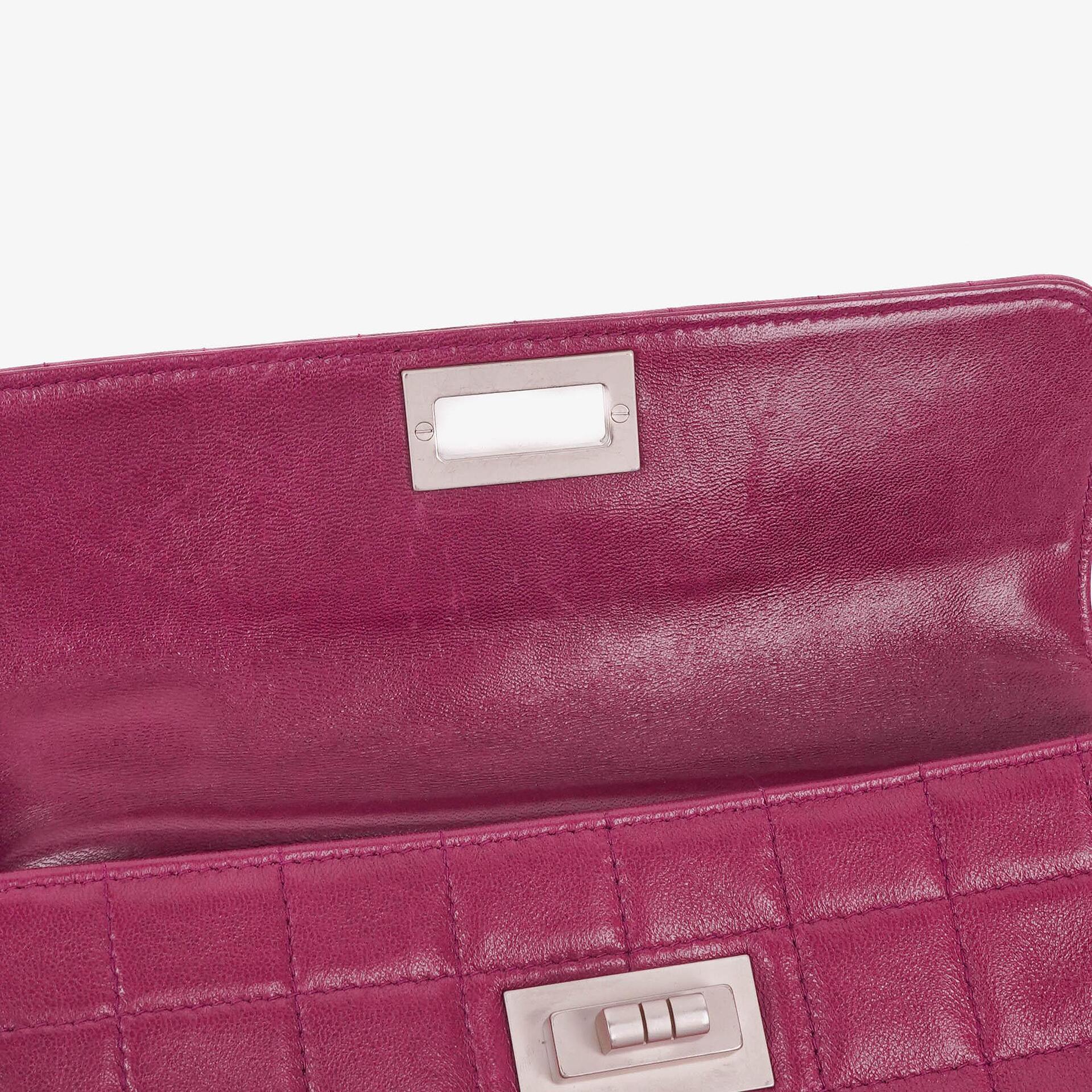 Chanel Chocolate Bar Klappentasche aus lila gestepptem Leder