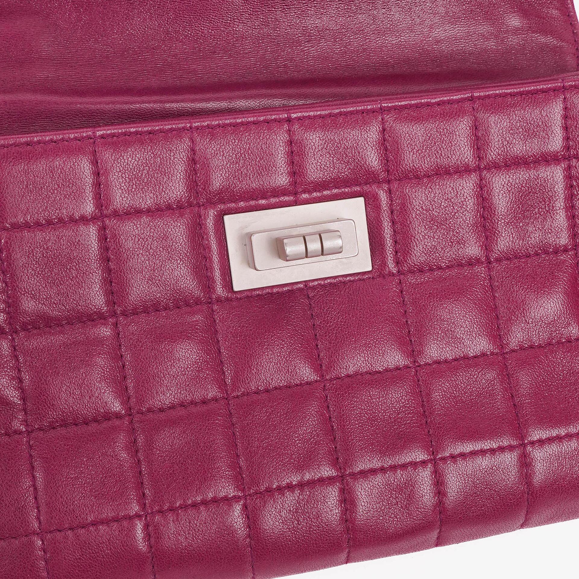 Chanel Chocolate Bar Klappentasche aus lila gestepptem Leder