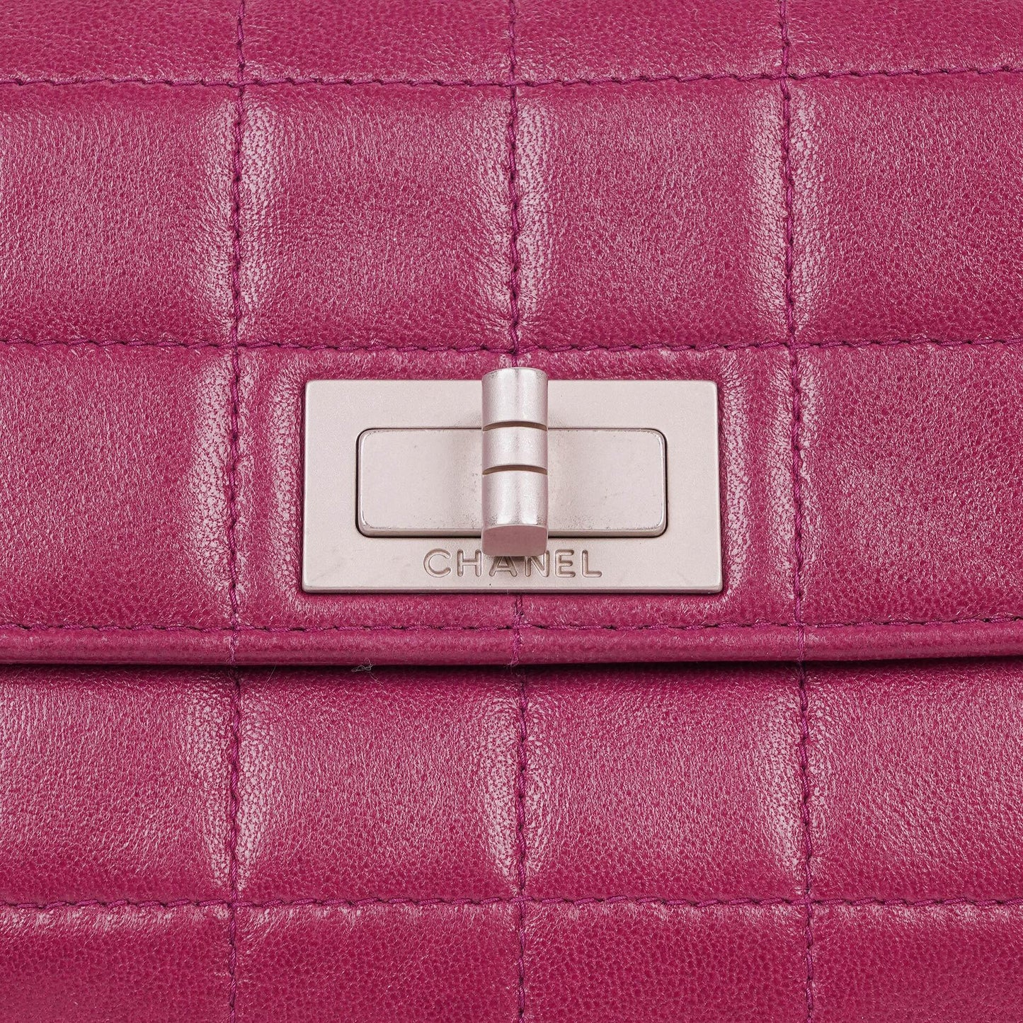 Chanel Chocolate Bar Klappentasche aus lila gestepptem Leder