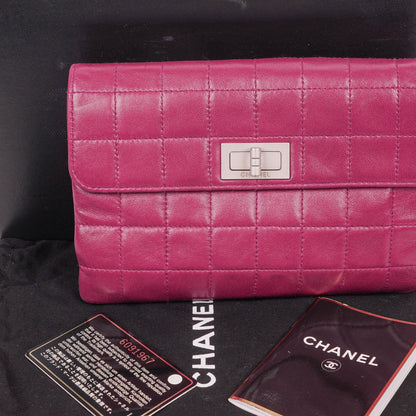 Chanel Chocolate Bar Klappentasche aus lila gestepptem Leder