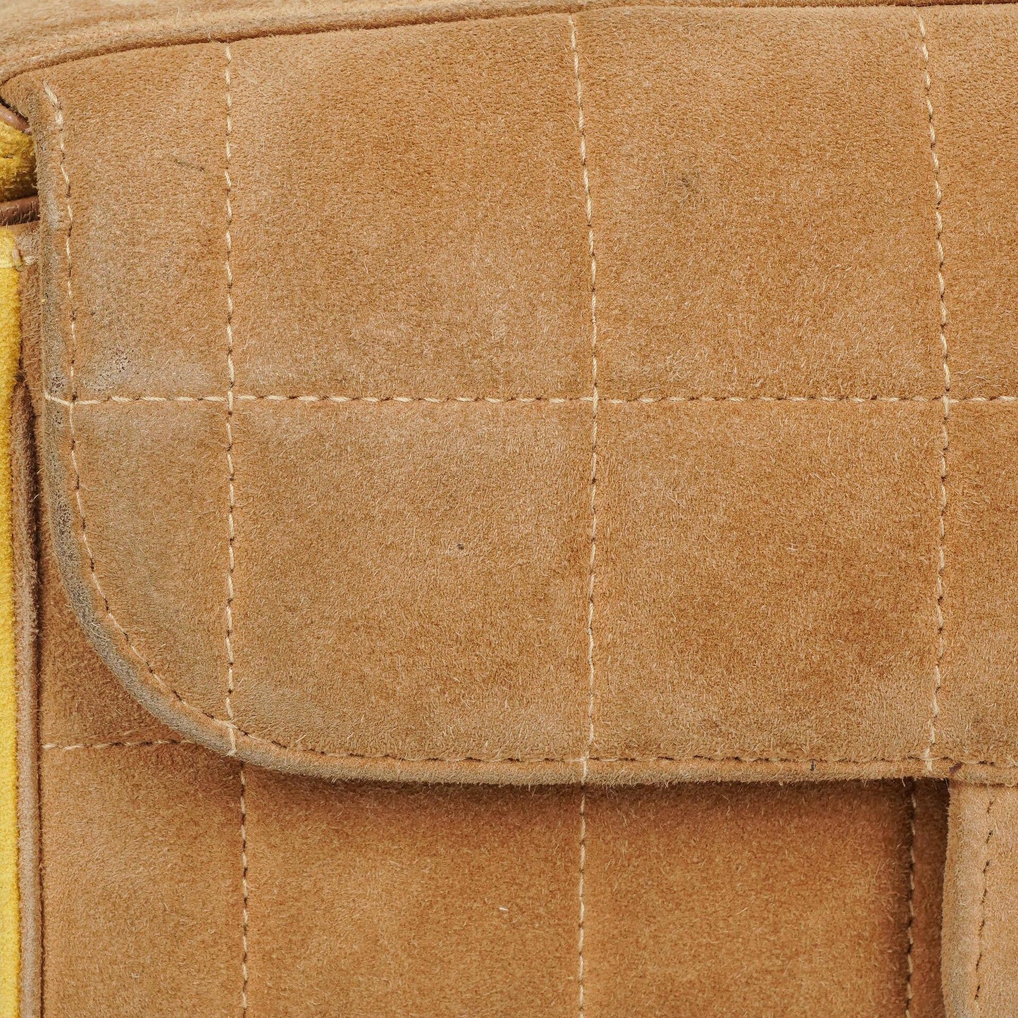 Chanel Chocolate Bar Gelb/Beige Wildleder Top-Handle Flap-Tasche
