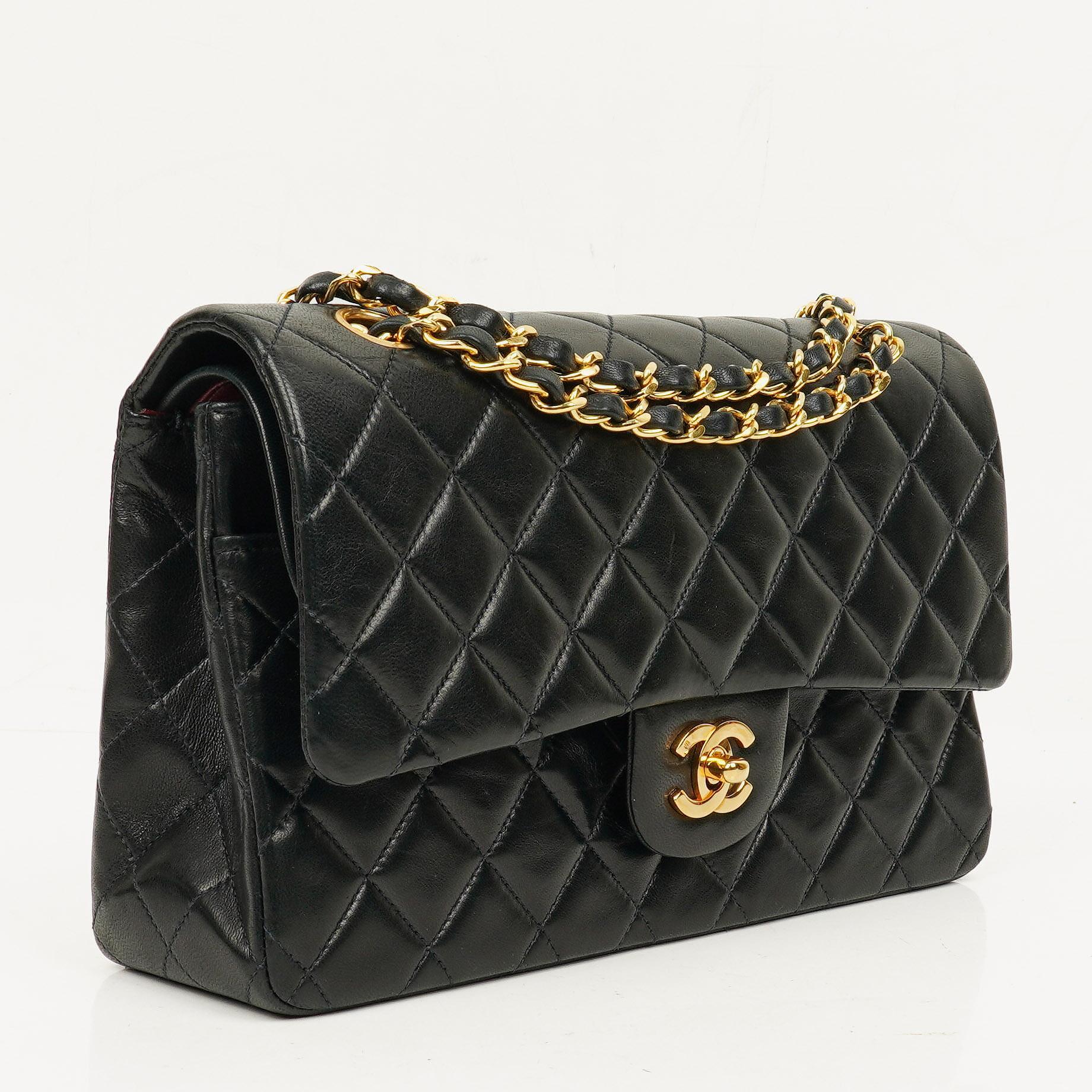 CHANEL Classic Double Flap Tasche aus schwarzem gestepptem Lammleder mit 24K vergoldeter Hardware
