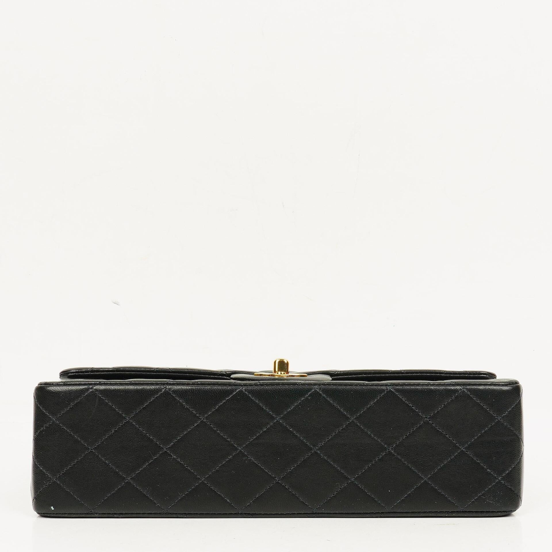 CHANEL Classic Double Flap Tasche aus schwarzem gestepptem Lammleder mit 24K vergoldeter Hardware