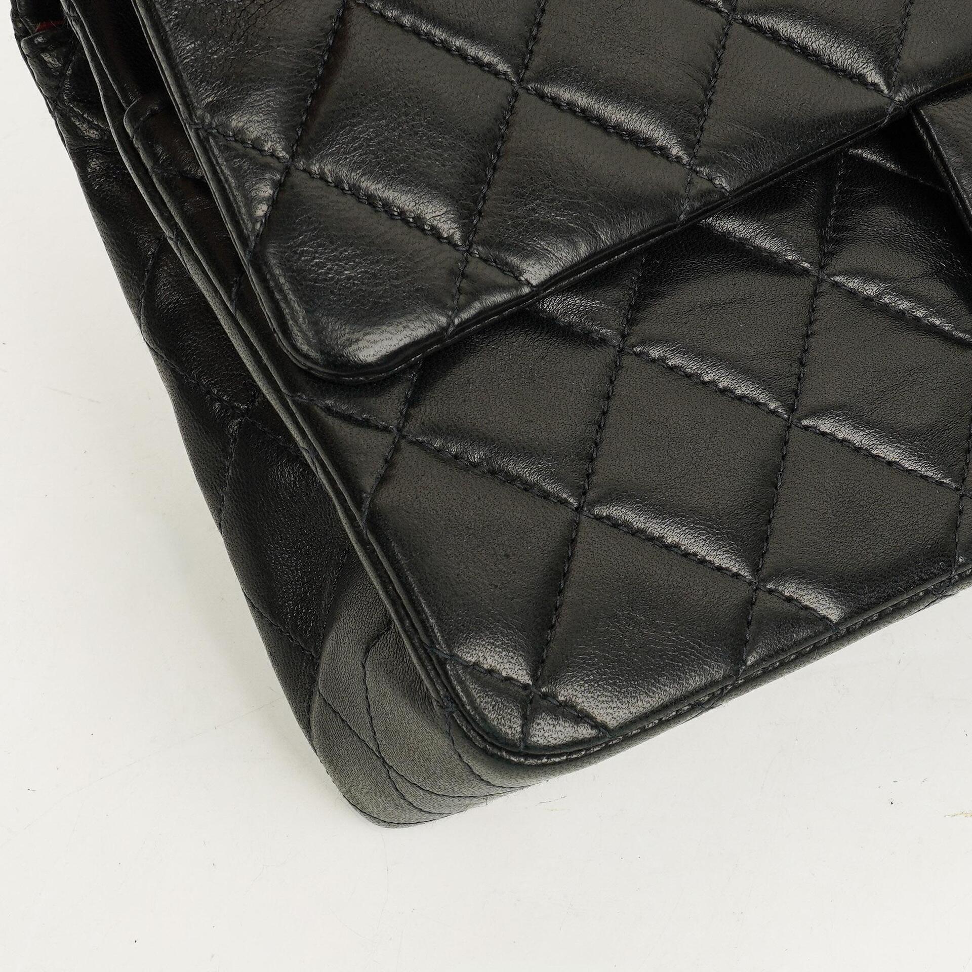 CHANEL Classic Double Flap Tasche aus schwarzem gestepptem Lammleder mit 24K vergoldeter Hardware