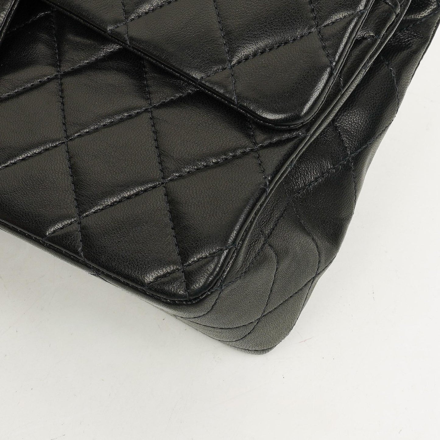 CHANEL Classic Double Flap Tasche aus schwarzem gestepptem Lammleder mit 24K vergoldeter Hardware