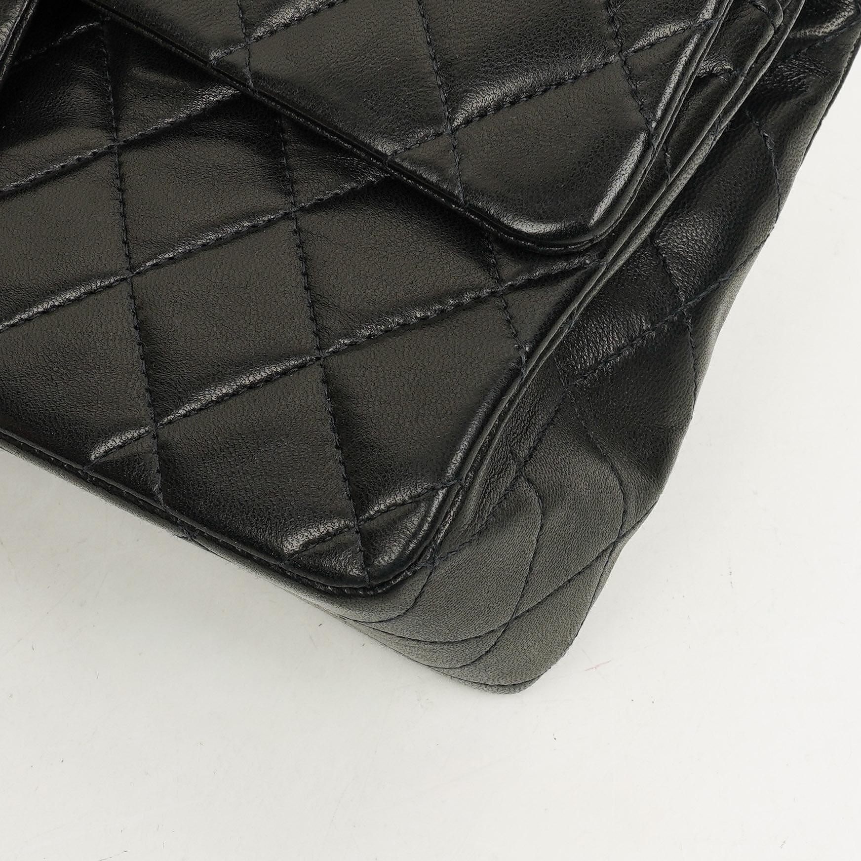 CHANEL Classic Double Flap Tasche aus schwarzem gestepptem Lammleder mit 24K vergoldeter Hardware