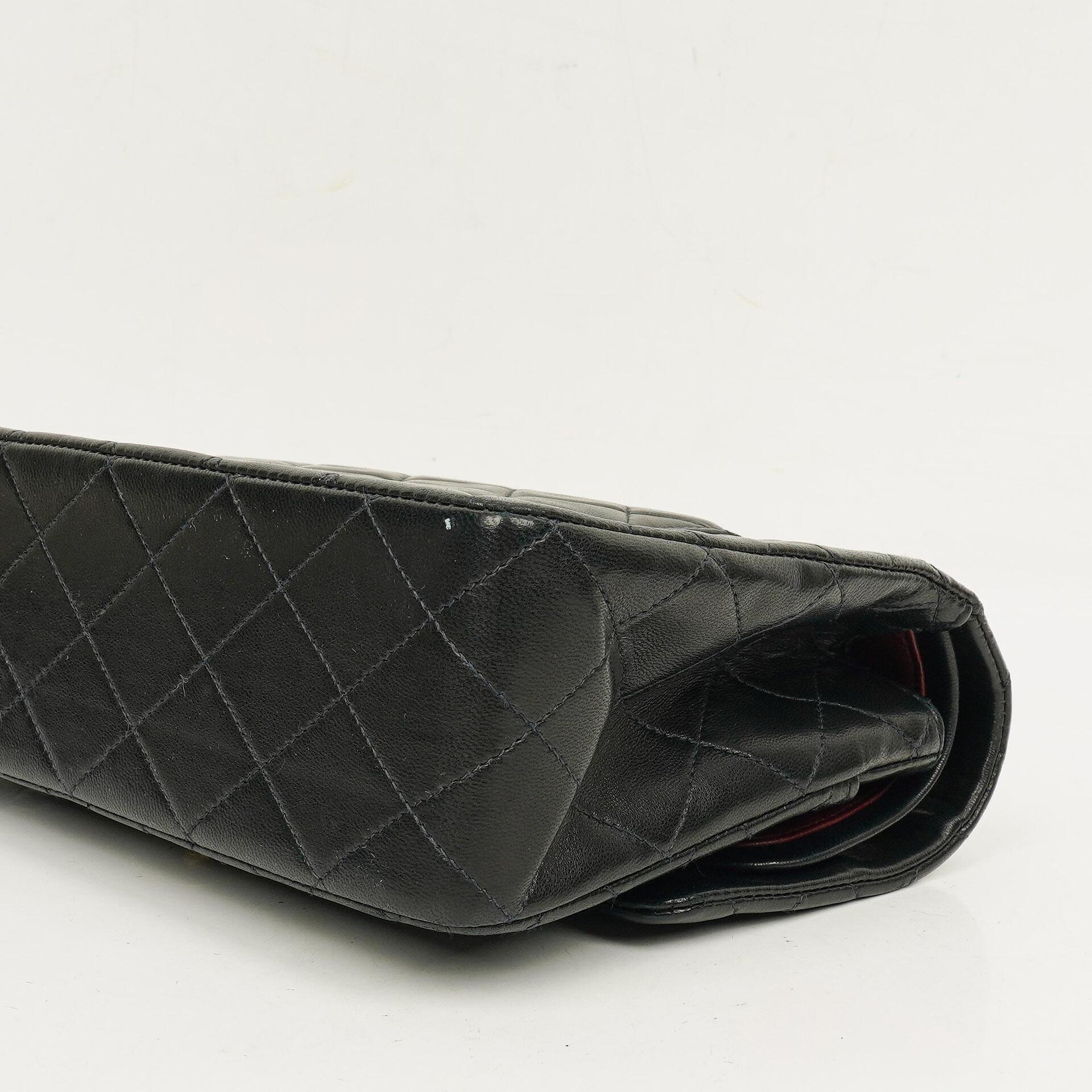 CHANEL Classic Double Flap Tasche aus schwarzem gestepptem Lammleder mit 24K vergoldeter Hardware