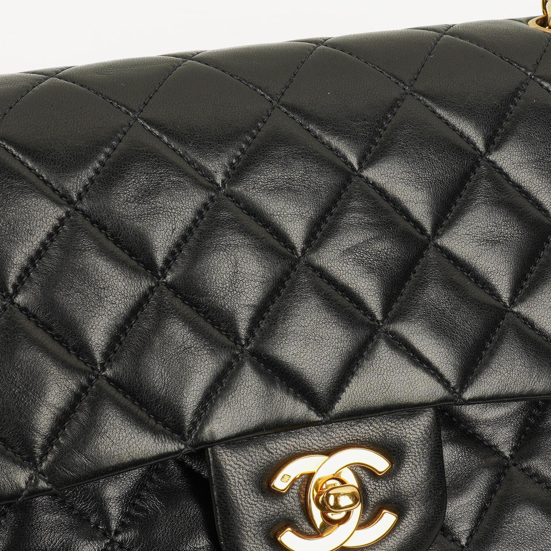 CHANEL Classic Double Flap Tasche aus schwarzem gestepptem Lammleder mit 24K vergoldeter Hardware