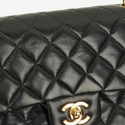 CHANEL Classic Double Flap Tasche aus schwarzem gestepptem Lammleder mit 24K vergoldeter Hardware
