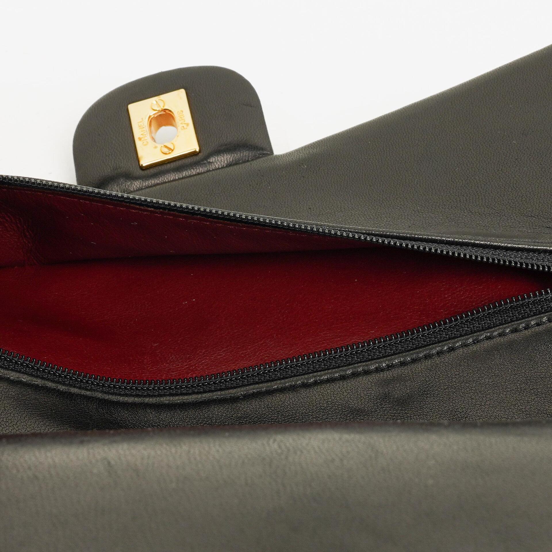 CHANEL Classic Double Flap Tasche aus schwarzem gestepptem Lammleder mit 24K vergoldeter Hardware