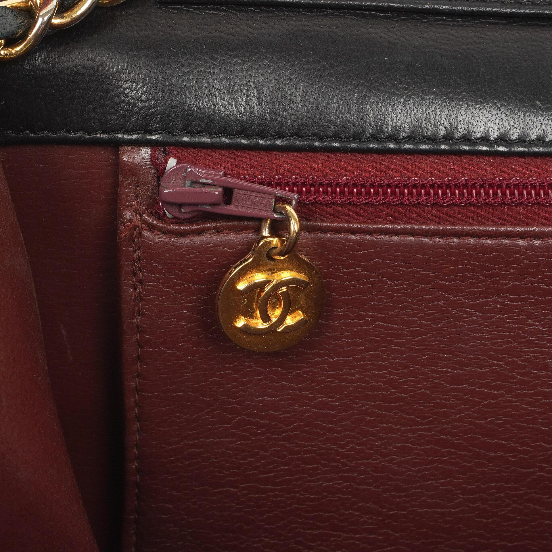 Chanel Classic schwarzes gestepptes Lammleder Full Flap Bag mit 24K goldplattierten Beschlägen