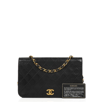 Chanel Classic Full Flap Bag aus schwarzem gestepptem Lammleder mit 24K goldplattierten Beschlägen
