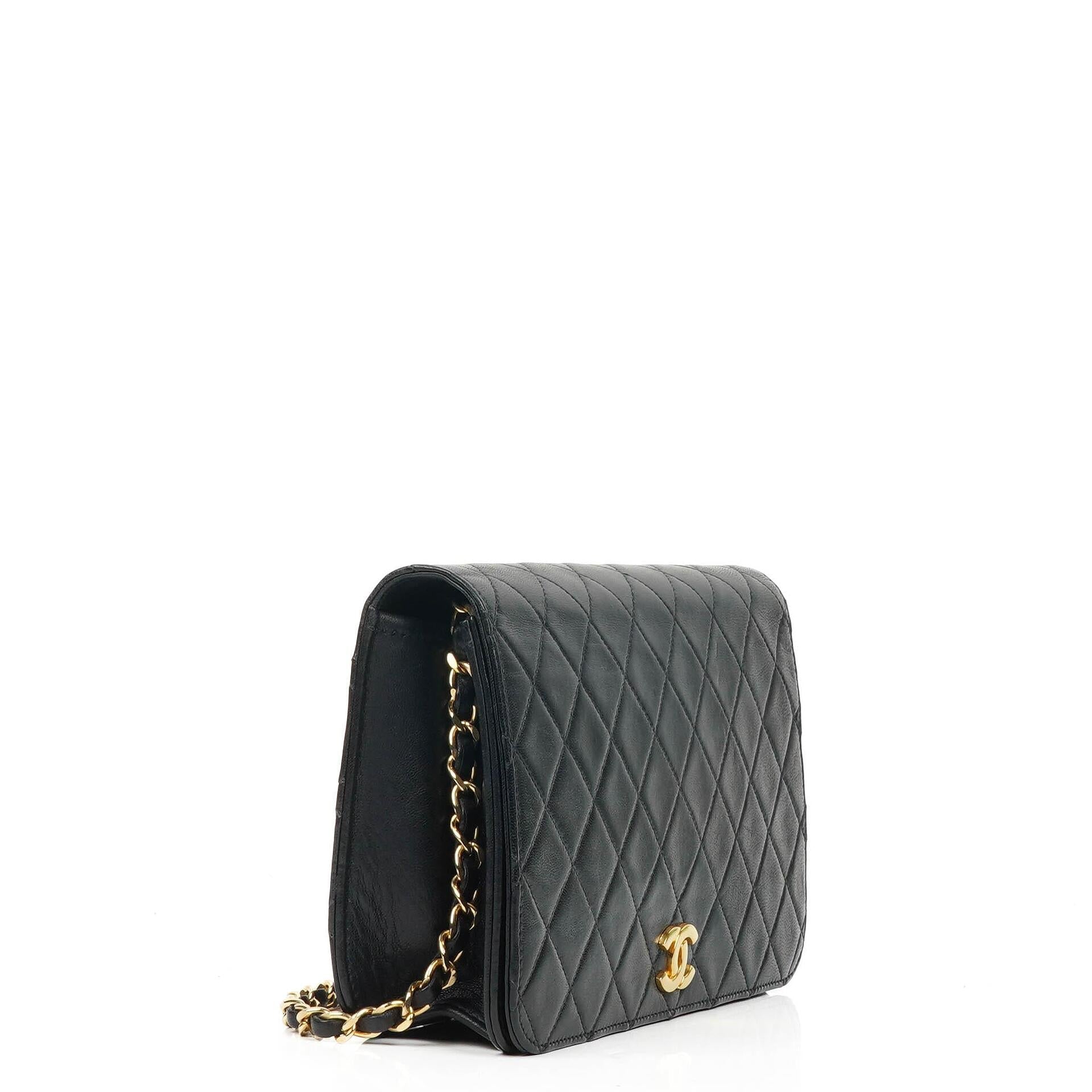 Chanel Classic Flap Bag aus schwarzem gestepptem Lammleder mit goldfarbener Hardware