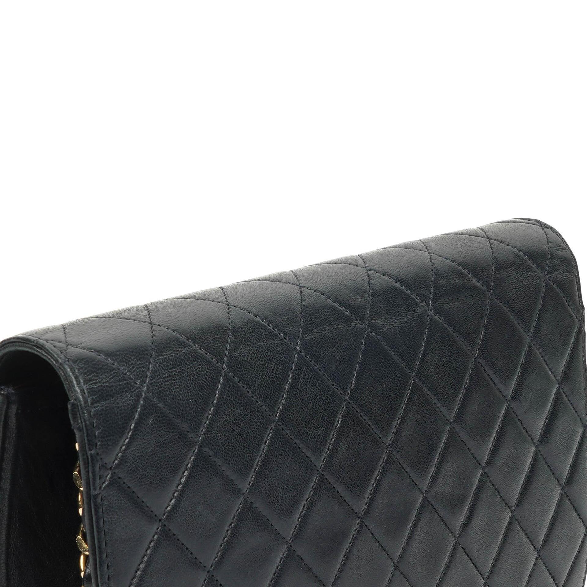 Chanel Classic Flap Bag aus schwarzem gestepptem Lammleder mit goldfarbener Hardware