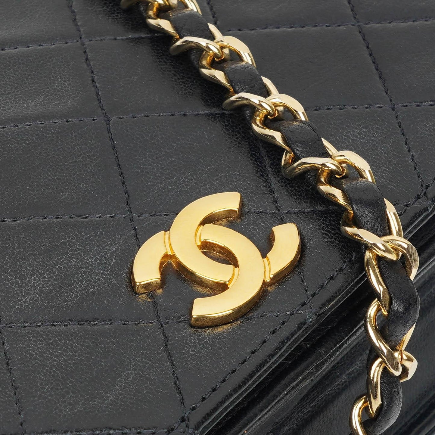 Chanel Classic Flap Bag aus schwarzem gestepptem Lammleder mit goldfarbener Hardware