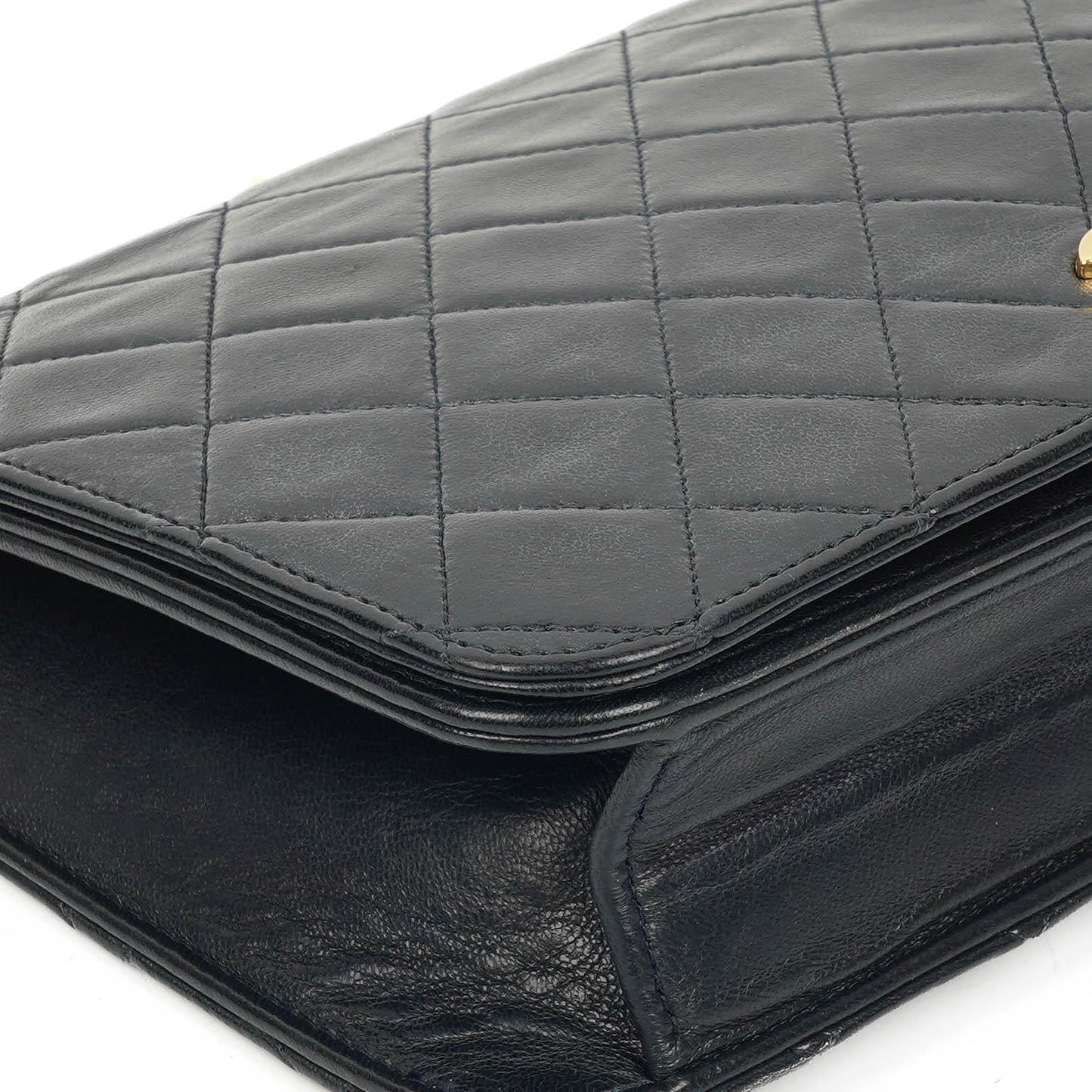 Chanel Classic Flap Bag aus schwarzem gestepptem Lammleder mit goldfarbener Hardware
