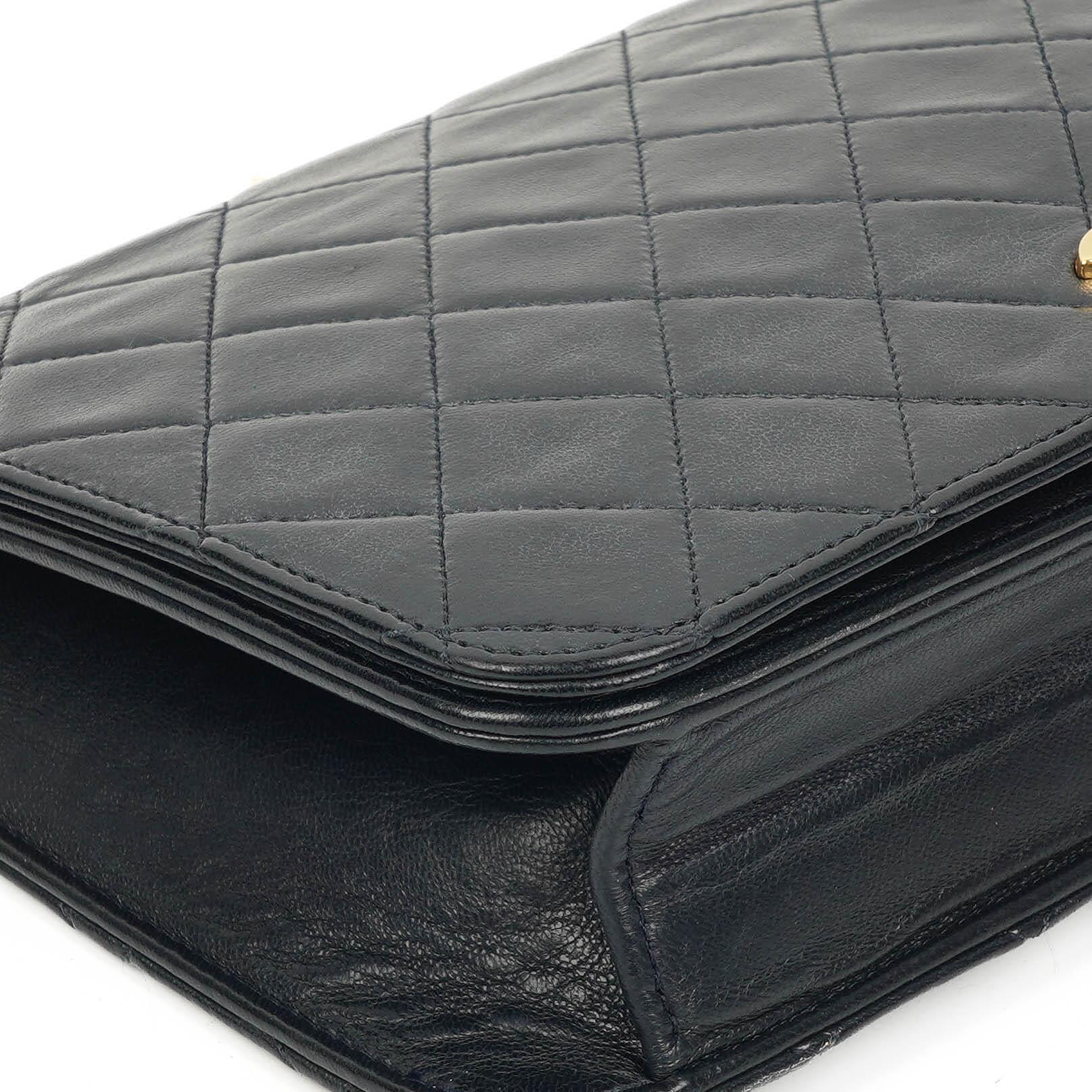 Chanel Classic Flap Bag aus schwarzem gestepptem Lammleder mit goldfarbener Hardware