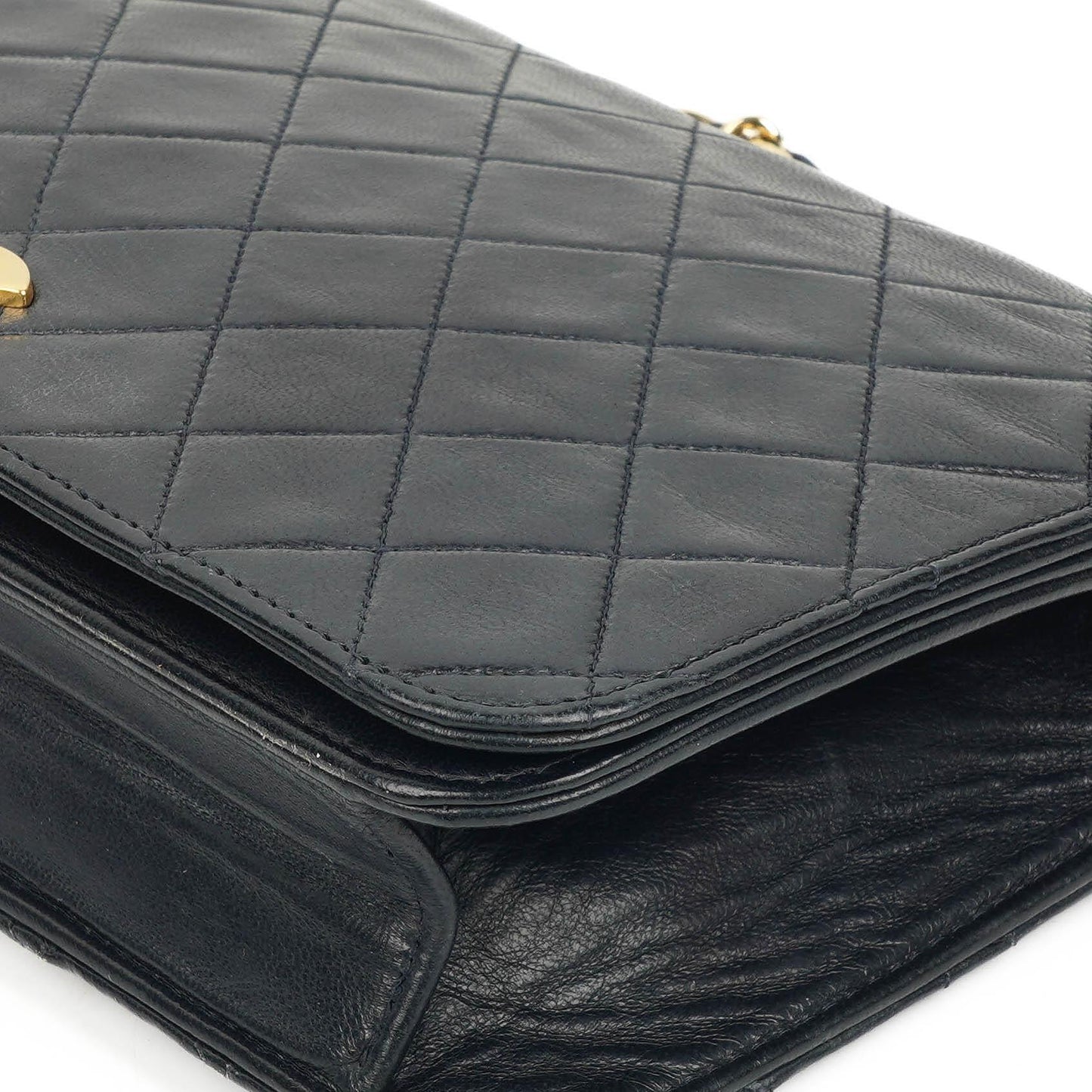 Chanel Classic Flap Bag aus schwarzem gestepptem Lammleder mit goldfarbener Hardware