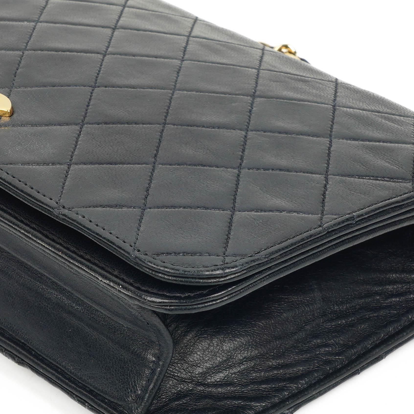 Chanel Classic Flap Bag aus schwarzem gestepptem Lammleder mit goldfarbener Hardware