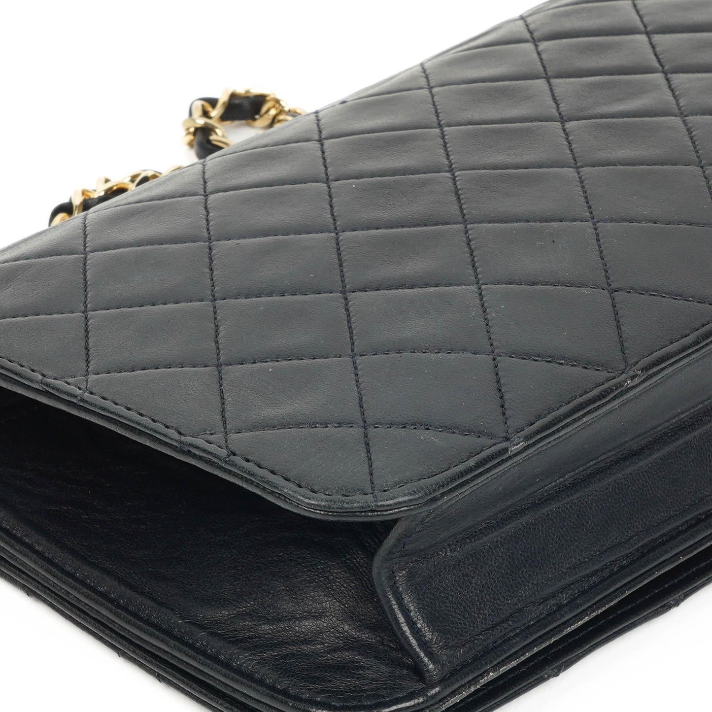 Chanel Classic Flap Bag aus schwarzem gestepptem Lammleder mit goldfarbener Hardware