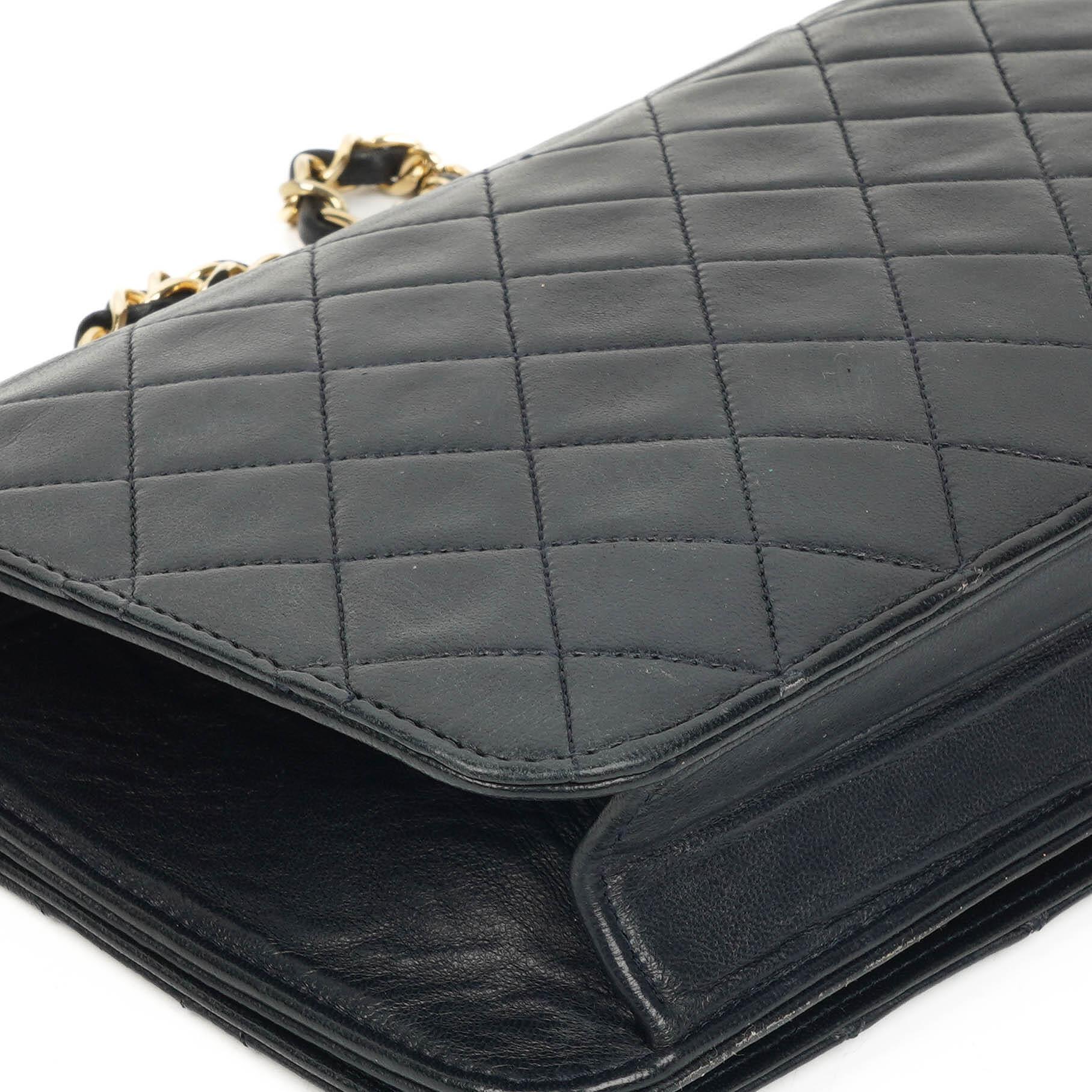 Chanel Classic Flap Bag aus schwarzem gestepptem Lammleder mit goldfarbener Hardware