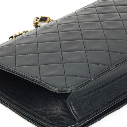 Chanel Classic Flap Bag aus schwarzem gestepptem Lammleder mit goldfarbener Hardware