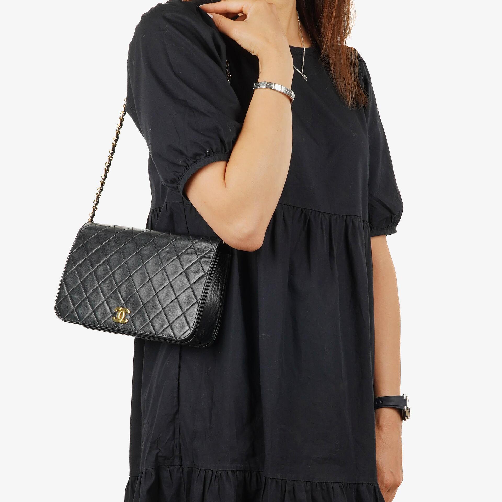 Chanel Classic Flap Bag aus schwarzem gestepptem Lammleder mit goldfarbener Hardware