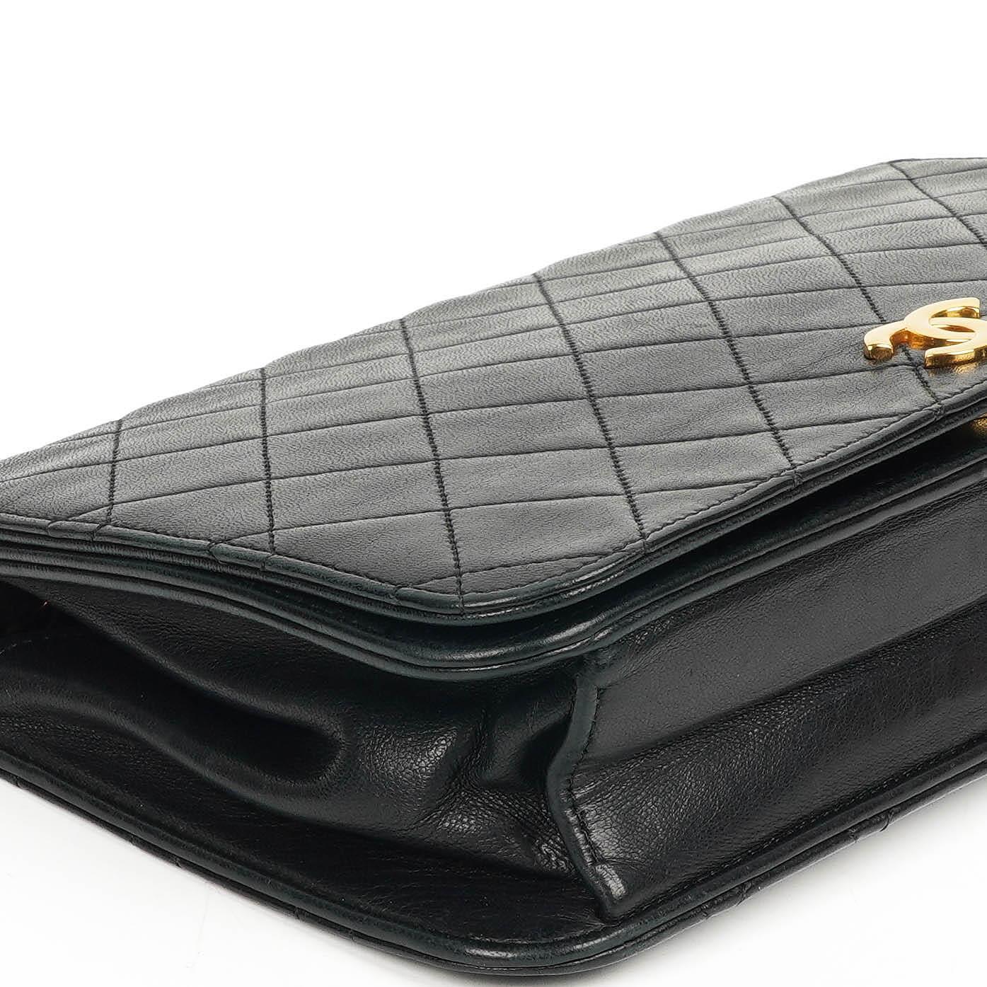 Chanel Classic Full Flap Bag Schwarz Gequiltetes Lammleder mit Gold Hardware