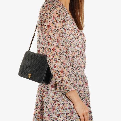 Chanel Classic Full Flap Bag Schwarz Gequiltetes Lammleder mit Gold Hardware