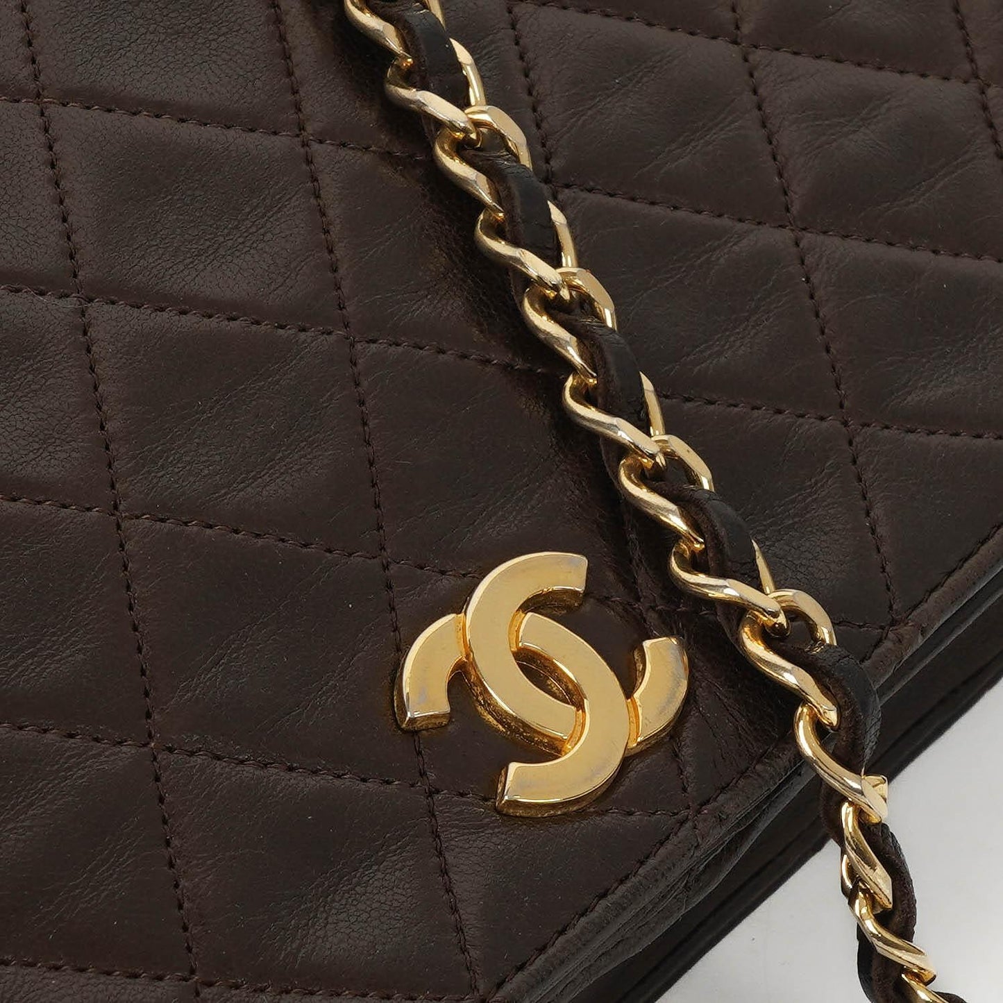 Chanel Classic Braune gesteppte Lammleder Full Flap Tasche mit Goldfarbenen Beschlägen