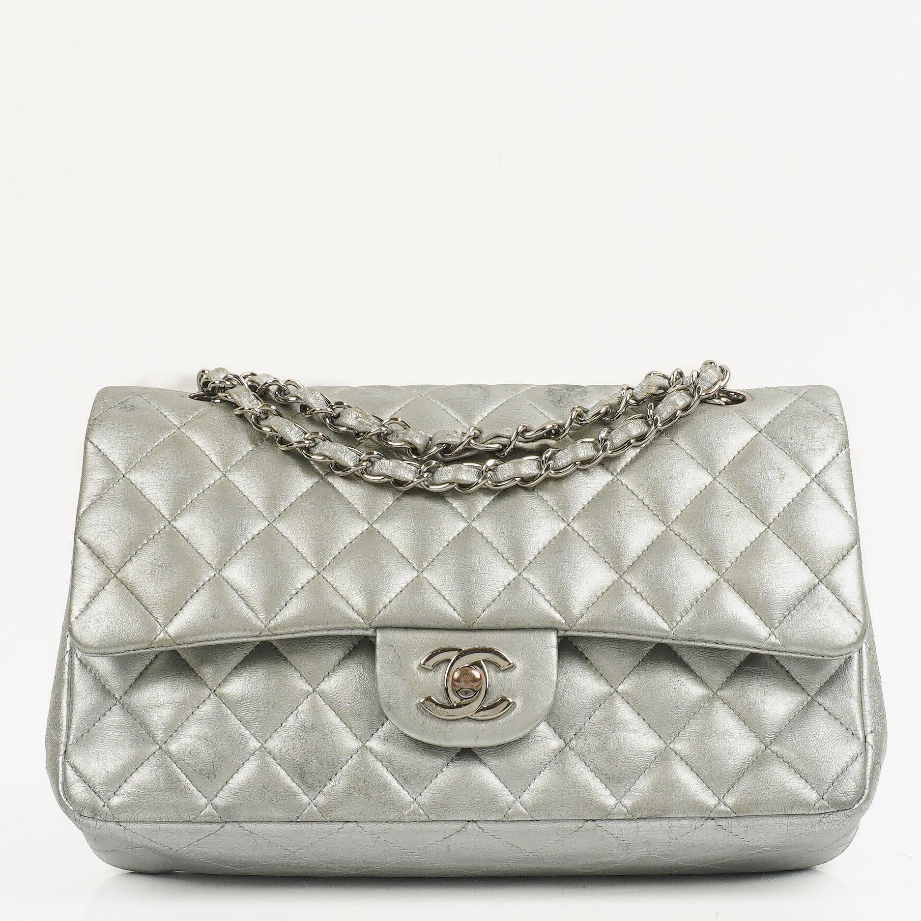 Chanel Classic Double Flap Tasche Metallic Silber Stepp-Lammleder mit silberfarbenen Beschlägen