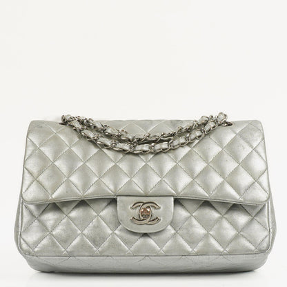 Chanel Classic Double Flap Tasche Metallic Silber Stepp-Lammleder mit silberfarbenen Beschlägen