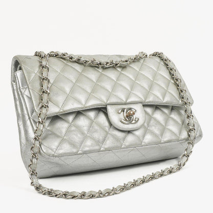 Chanel Classic Double Flap Tasche Metallic Silber Stepp-Lammleder mit silberfarbenen Beschlägen