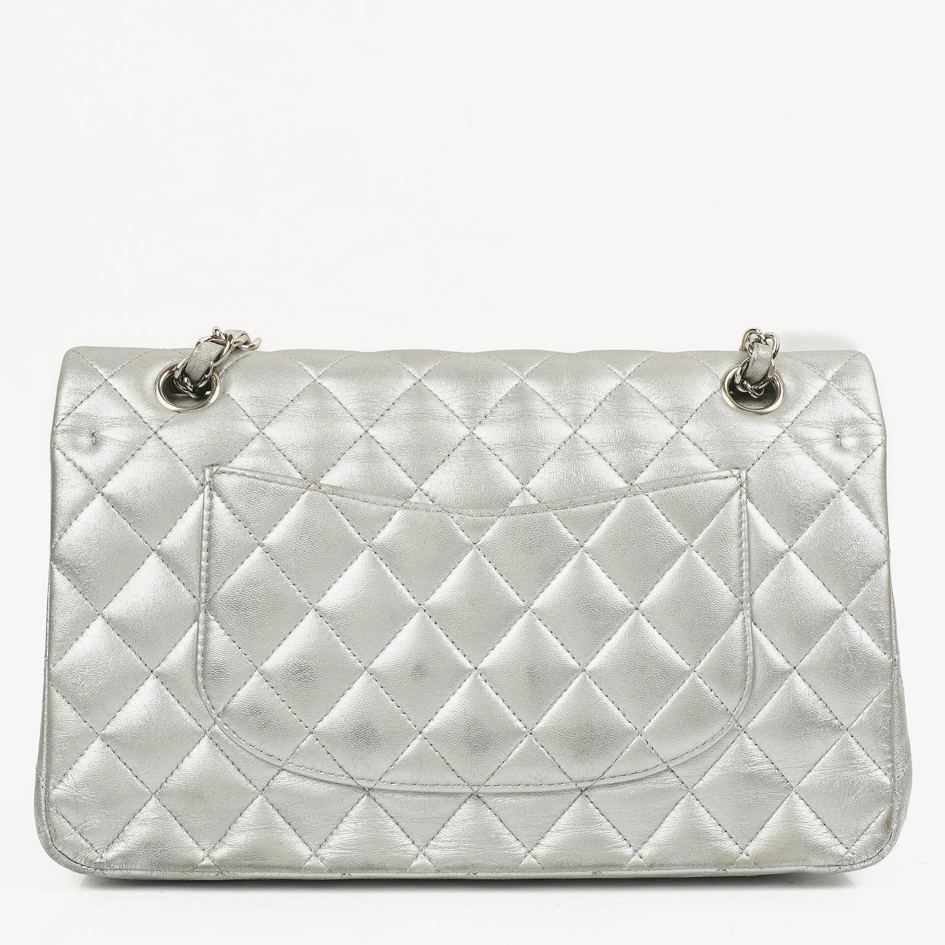 Chanel Classic Double Flap Tasche Metallic Silber Stepp-Lammleder mit silberfarbenen Beschlägen