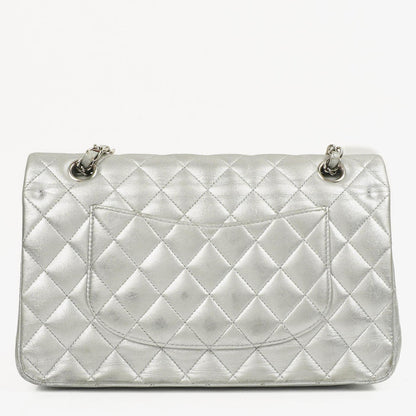 Chanel Classic Double Flap Tasche Metallic Silber Stepp-Lammleder mit silberfarbenen Beschlägen