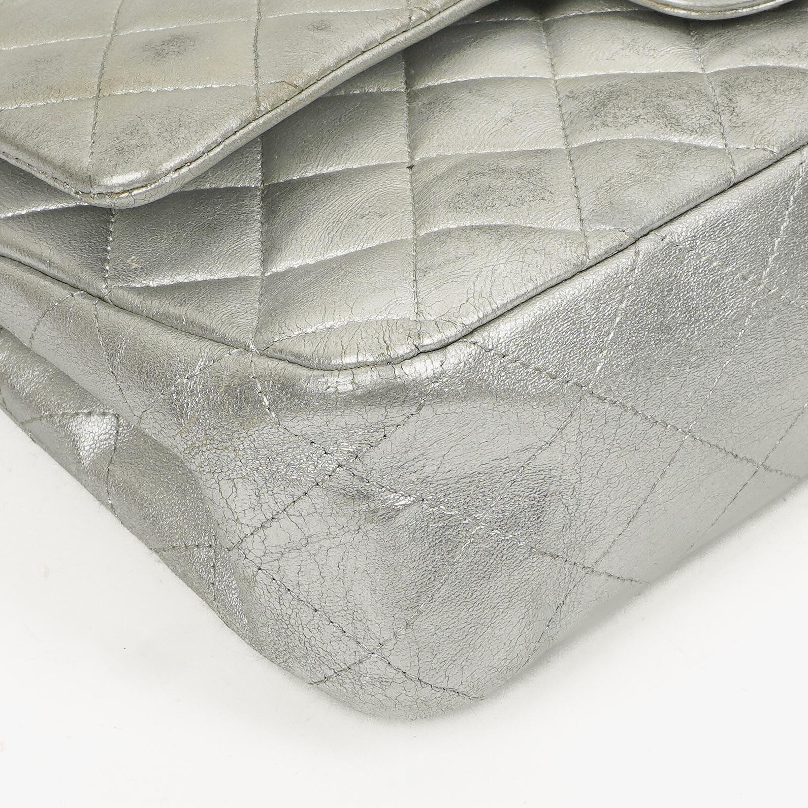 Chanel Classic Double Flap Tasche Metallic Silber Stepp-Lammleder mit silberfarbenen Beschlägen
