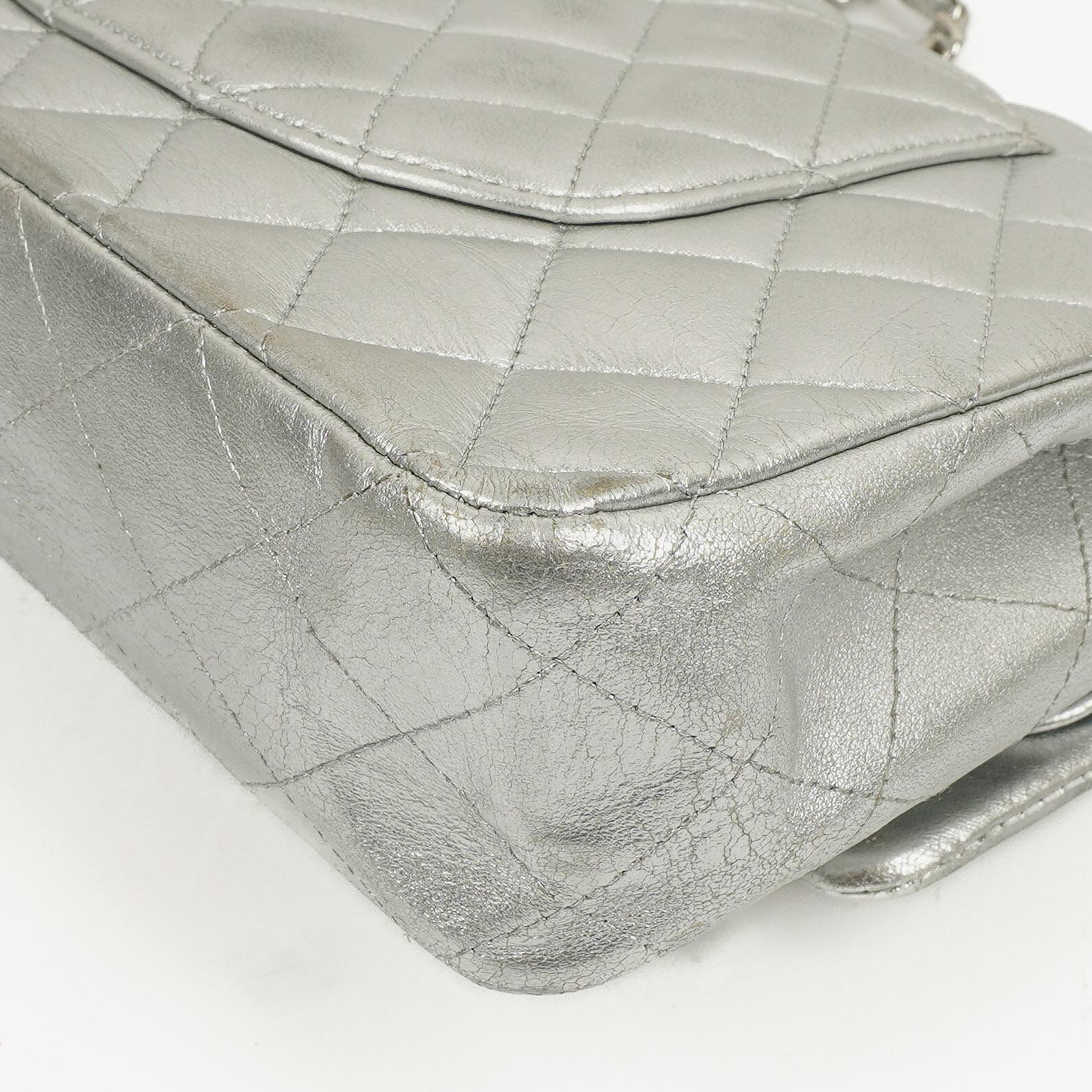 Chanel Classic Double Flap Tasche Metallic Silber Stepp-Lammleder mit silberfarbenen Beschlägen