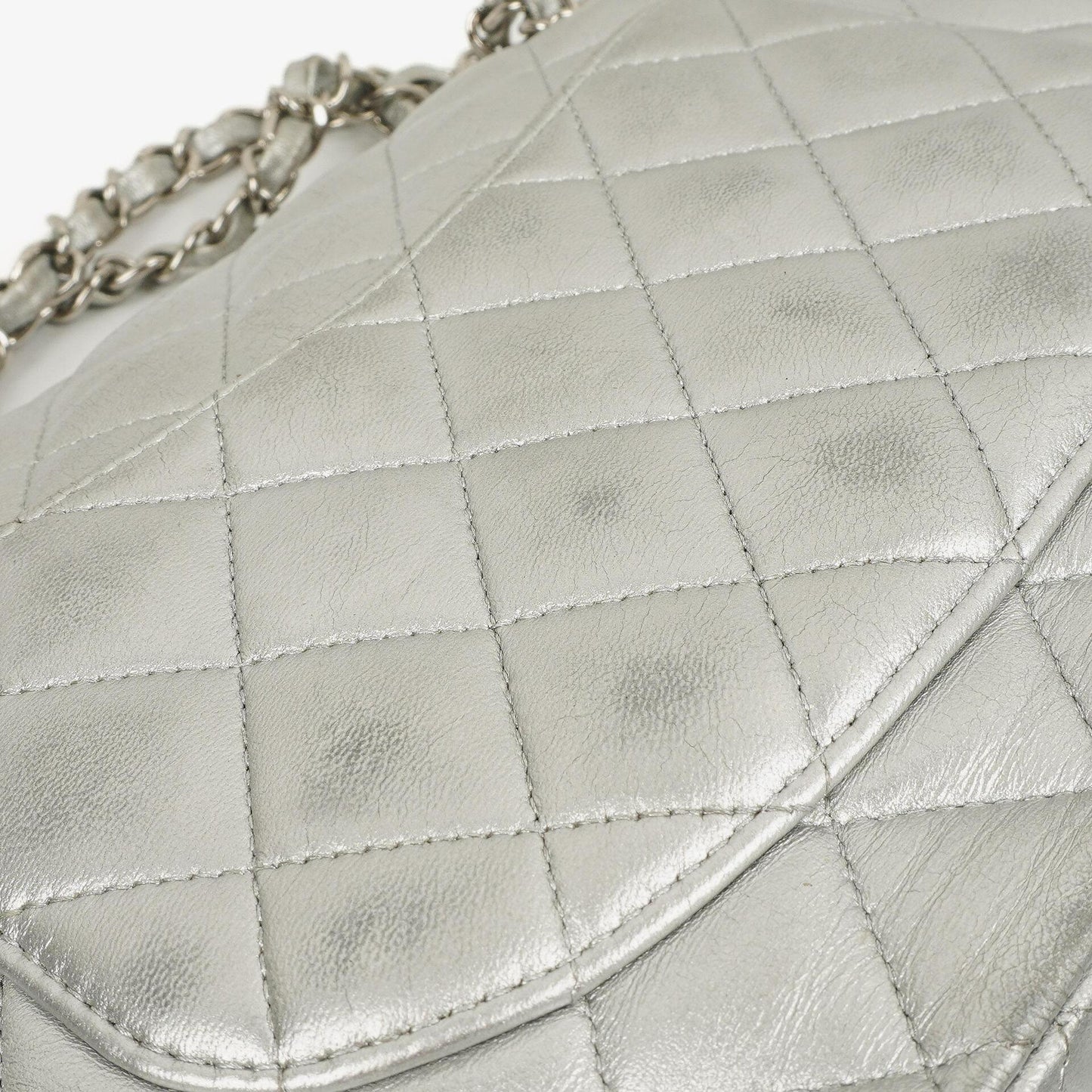 Chanel Classic Double Flap Tasche Metallic Silber Stepp-Lammleder mit silberfarbenen Beschlägen